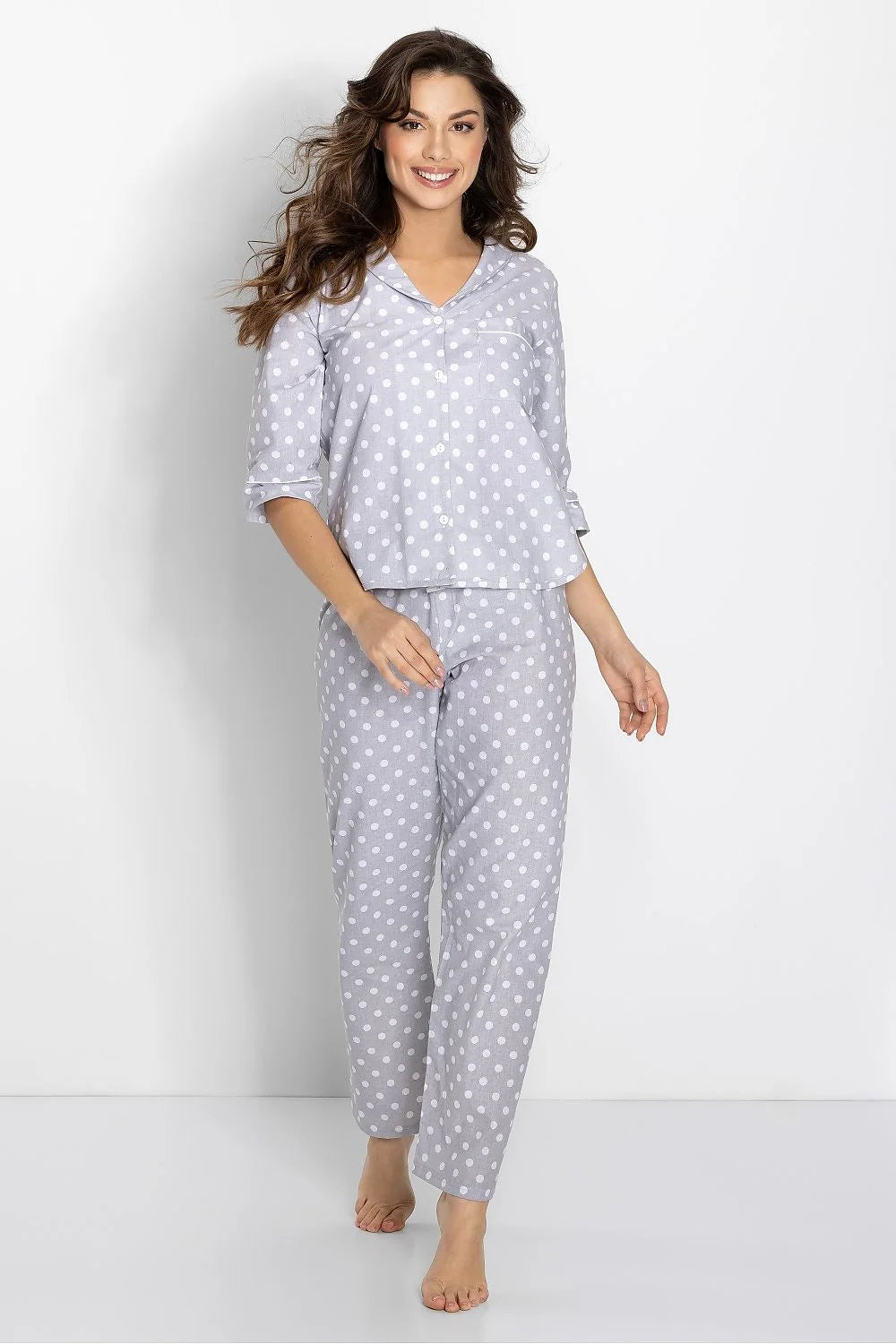 pyjama femme coton doux confortable élégant gris clair pois blancs manches trois quarts col V boutonné