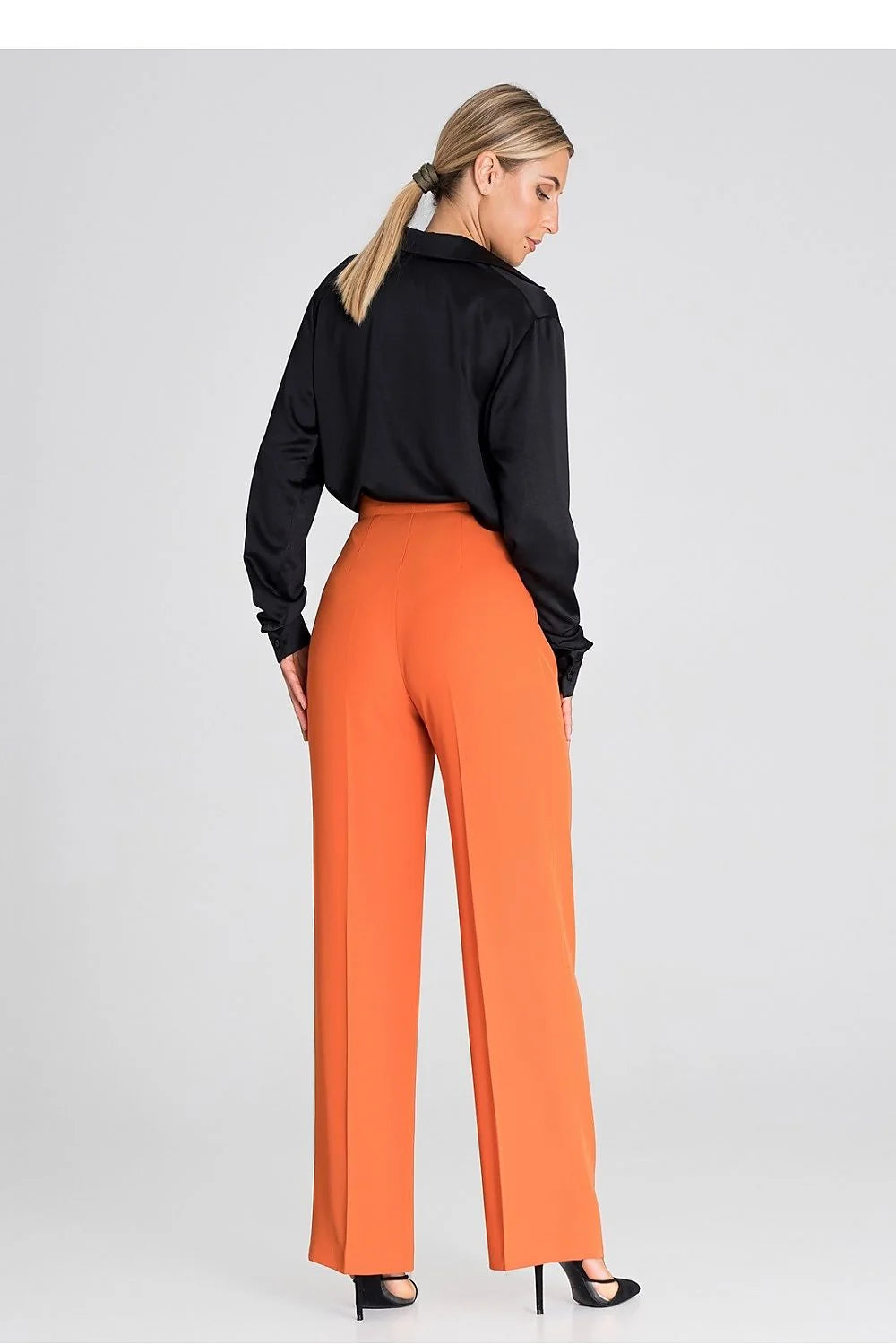 Pantalon long Figl couleur orange vif coupe large taille haute matériau polyester escarpins noirs chemisier manches longues design moderne femme élégance professionnelle
