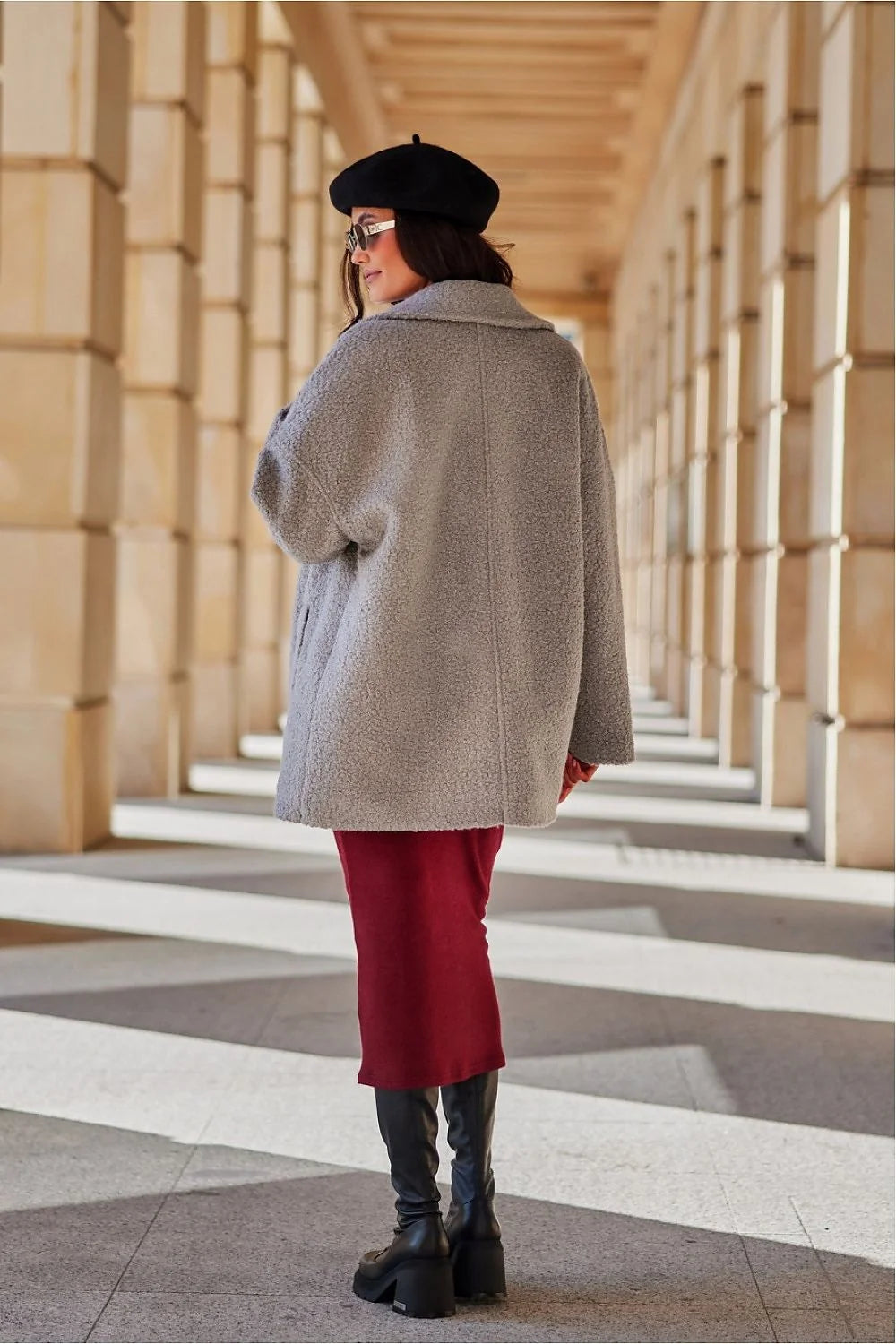 veste oversize femme gris clair bouclé mi cuisse col tailleur boutons apparents doublure matelassée isolante poches plaquées coupe cocooning