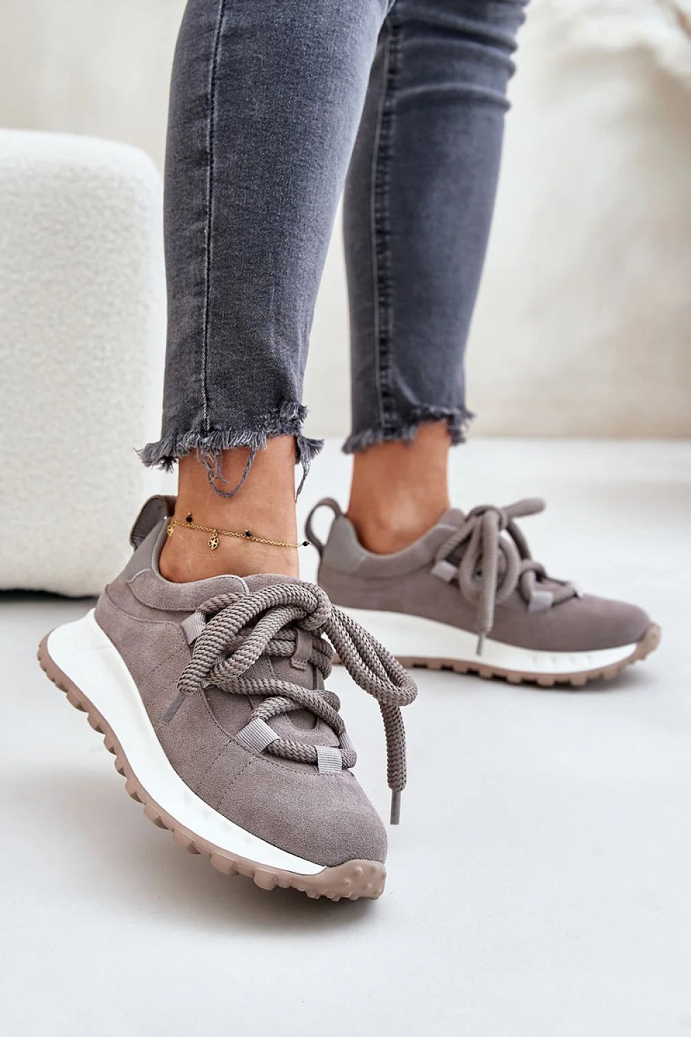 Chaussures de sport pour femme modernes élégantes couleur taupe matériau suède synthétique plateforme lacets épais confort style décontracté