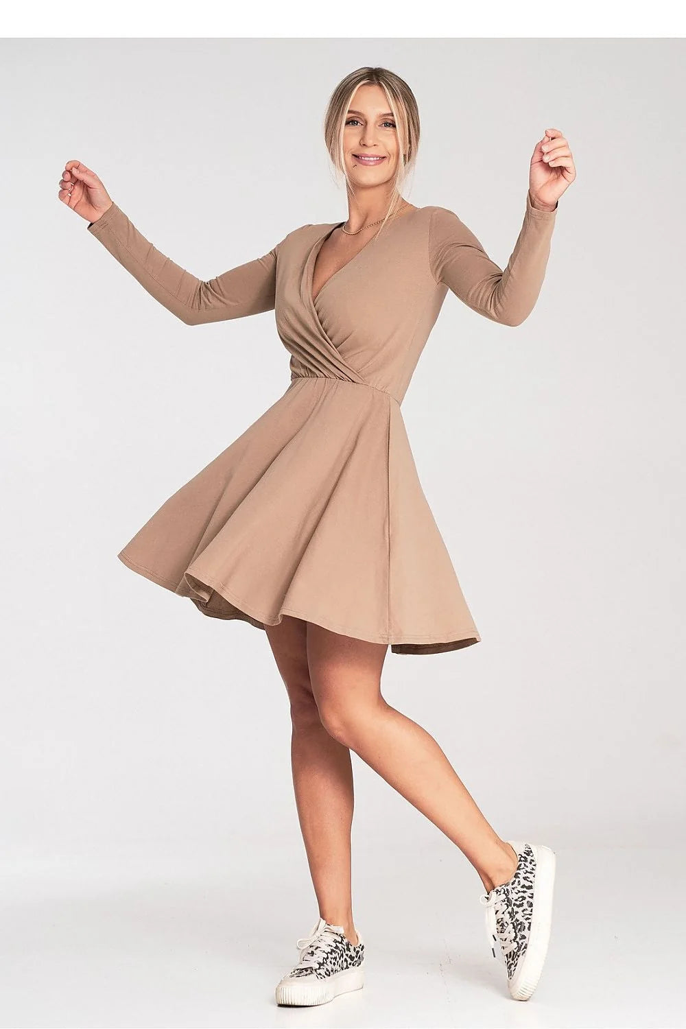 Robe de jour polyvalente femme en coton élasthanne beige clair manches longues encolure cache-cœur silhouette A longueur genou