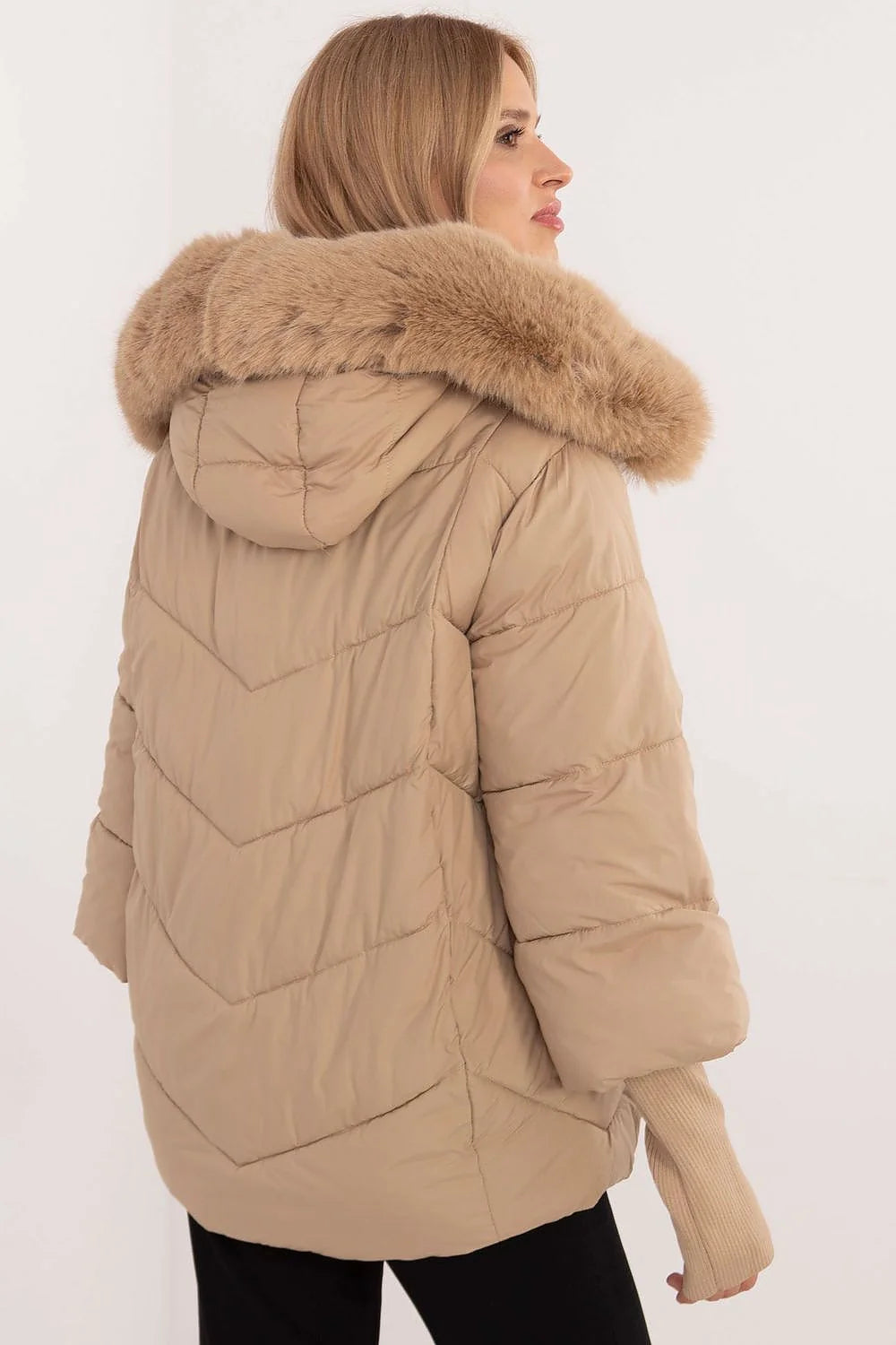 Veste matelassée femme style moderne oversize couleur beige doux polyester isolation synthétique capuche fausse fourrure détachable manches larges hiver automne