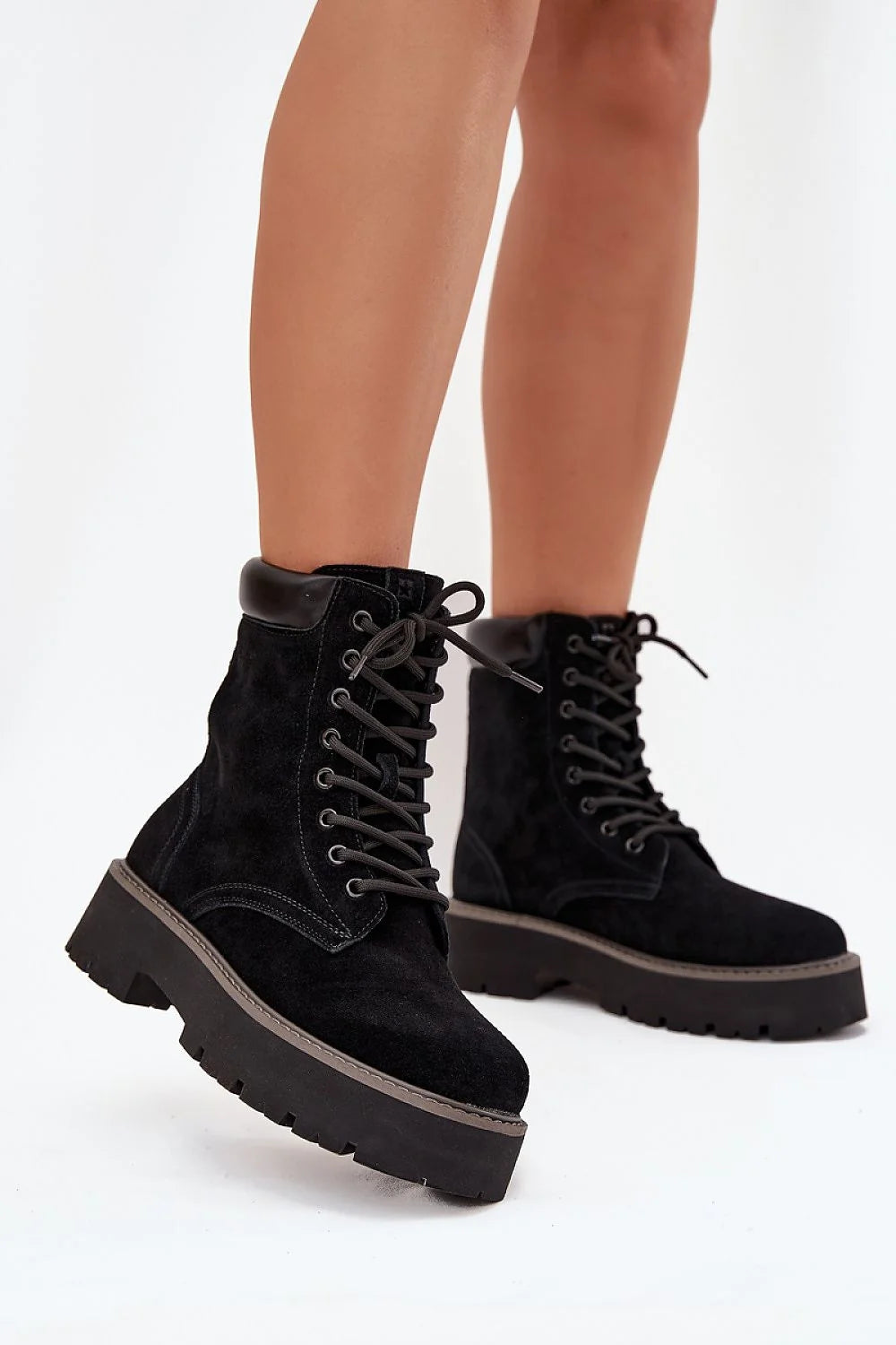 bottines femme BigStar workery daim suédé naturel noir montantes col rembourré œillets métalliques coutures apparentes semelle plateforme crantée