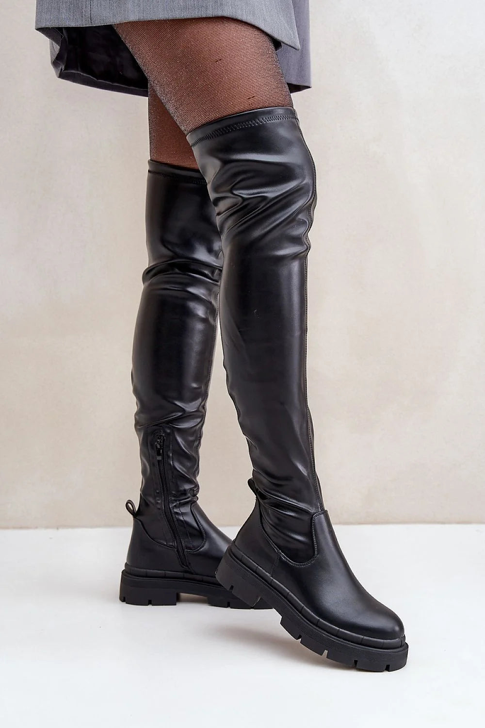 Bottes cuissardes élégantes en simili cuir noires hautes genou montantes zip latéral semelle épaisse femme confortable mode urbain