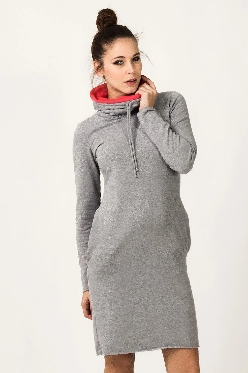 Robe en coton noir sportive élégante avec capuchon jaune pour un style décontracté moderne