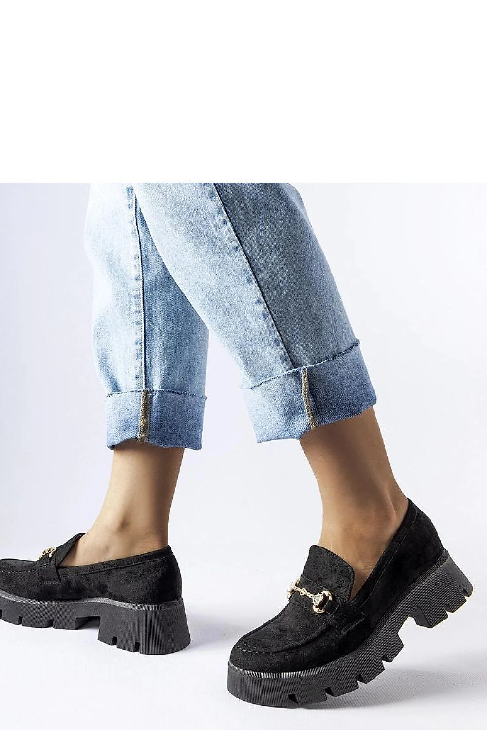 Mocassins femmes élégance moderne couleur noire tige daim nappa semelle épaisse dorée métal finitions précises occasion versatile