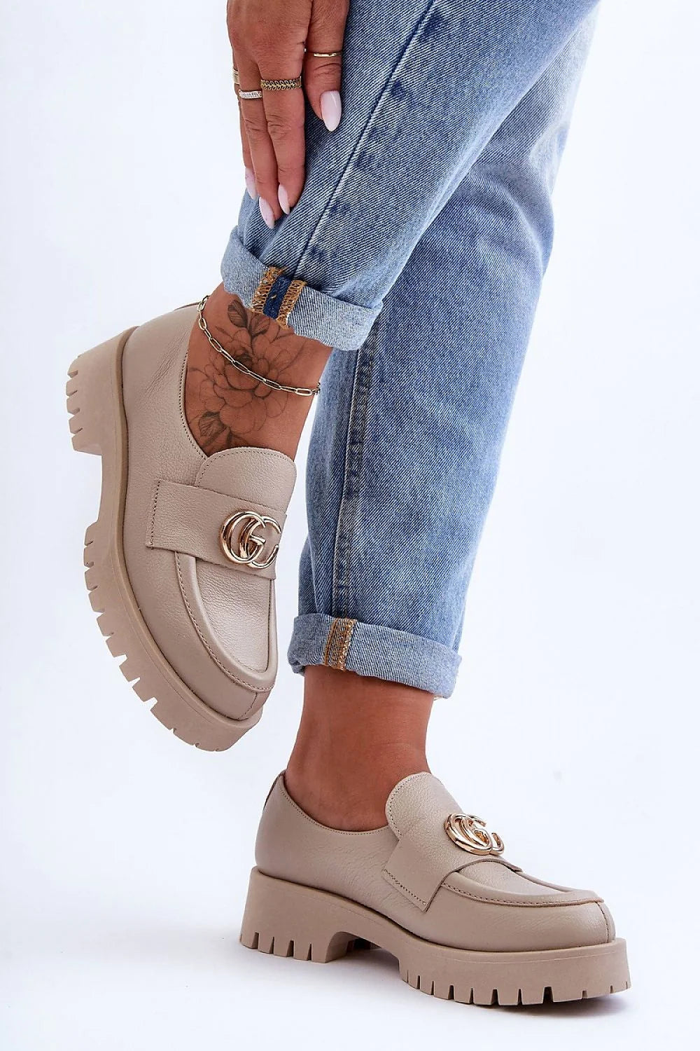Chaussures basses élégantes à talon stable pour femmes, style moderne, couleur beige, cuir naturel, mocassins confortables, look sophistiqué