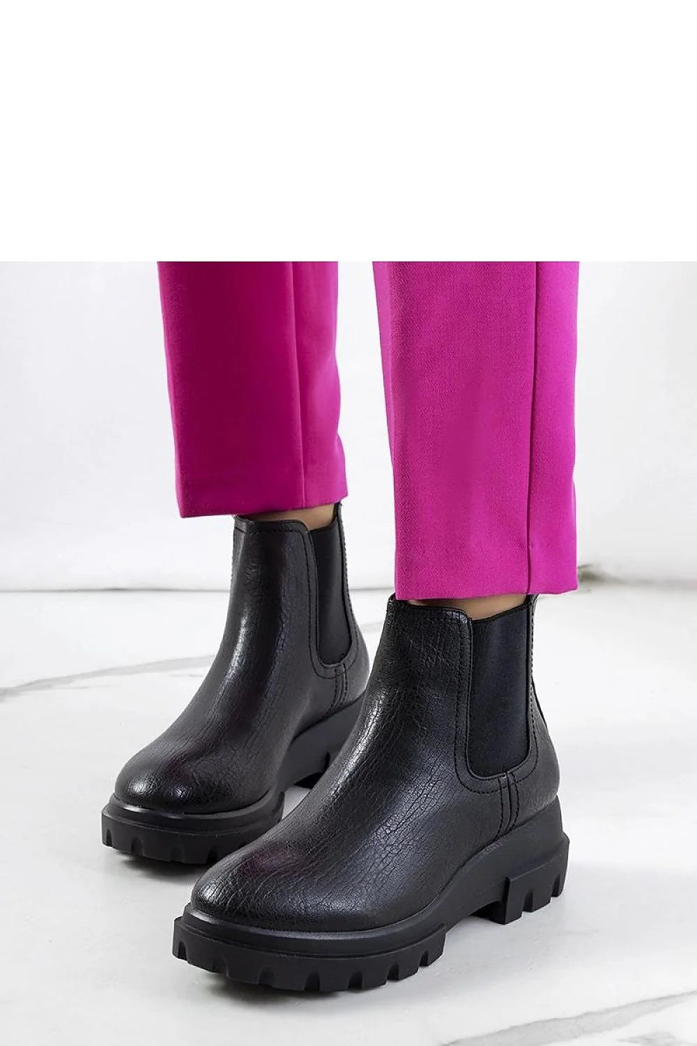 Bottines modernes épurées pour femme en cuir noir texturé, style Chelsea, semelle épaisse, élastiques latéraux, look urbain, mode automne-hiver, polyvalence, confort, style semi-formel