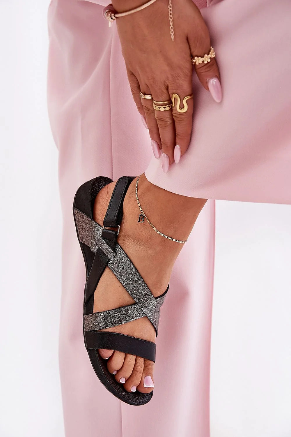 Sandales femmes cuir naturel style croisé bandes métalliques talon plat occasions décontractées été confort élégance