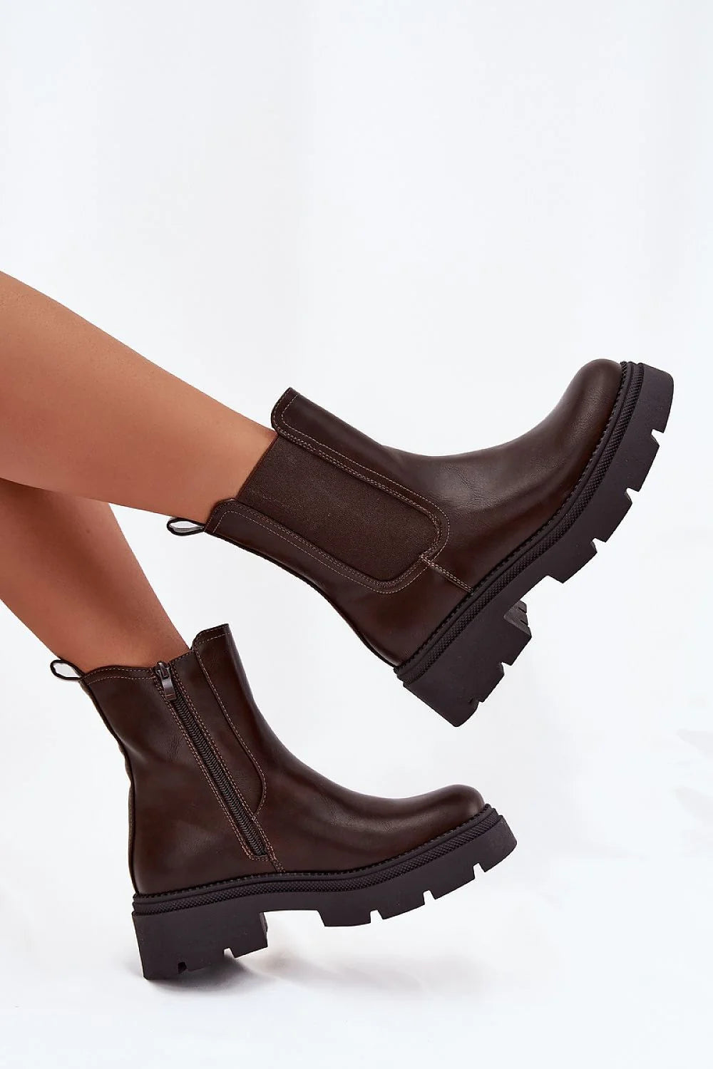 bottines chelsea montantes cuir artificiel lisse marron semelle crantée noire plateforme chunky zip intérieur élastique latéral coutures apparentes antidérapante