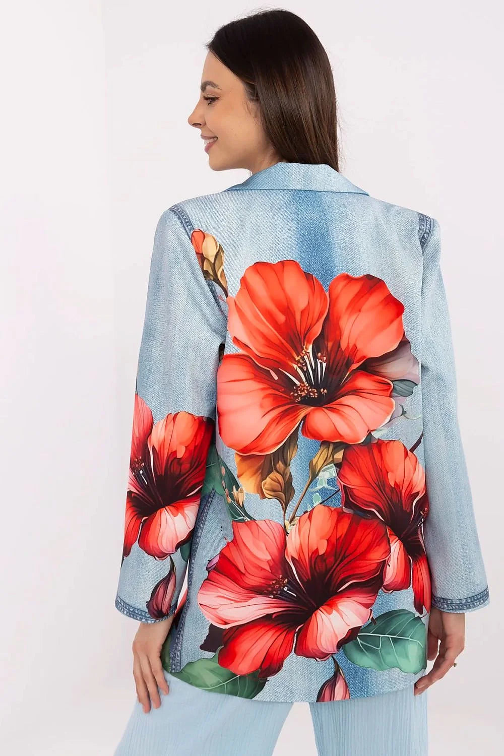 Blazer femme en imitation jean floral rouge et vert taille ajustée épaules définies col à revers boutons noirs manches longues style moderne audacieux