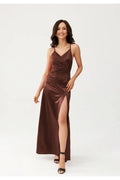 Robe longue élégante en satin marron bretelles spaghetti fente haute silhouette ajustée occasion formelle femme