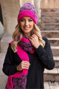 Bonnet et écharpe d'hiver pour femmes en maille épaisse, motifs entrelacés, couleur mixte gris et rose vif, laine d'alpaga, logo cuir, style moderne, confort garanti