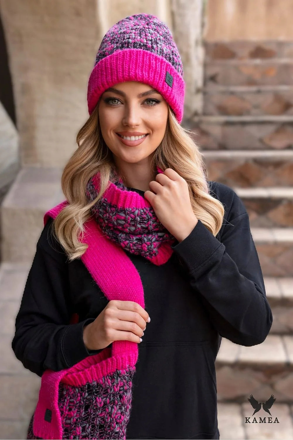 Bonnet et écharpe d'hiver pour femmes en maille épaisse, motifs entrelacés, couleur mixte gris et rose vif, laine d'alpaga, logo cuir, style moderne, confort garanti