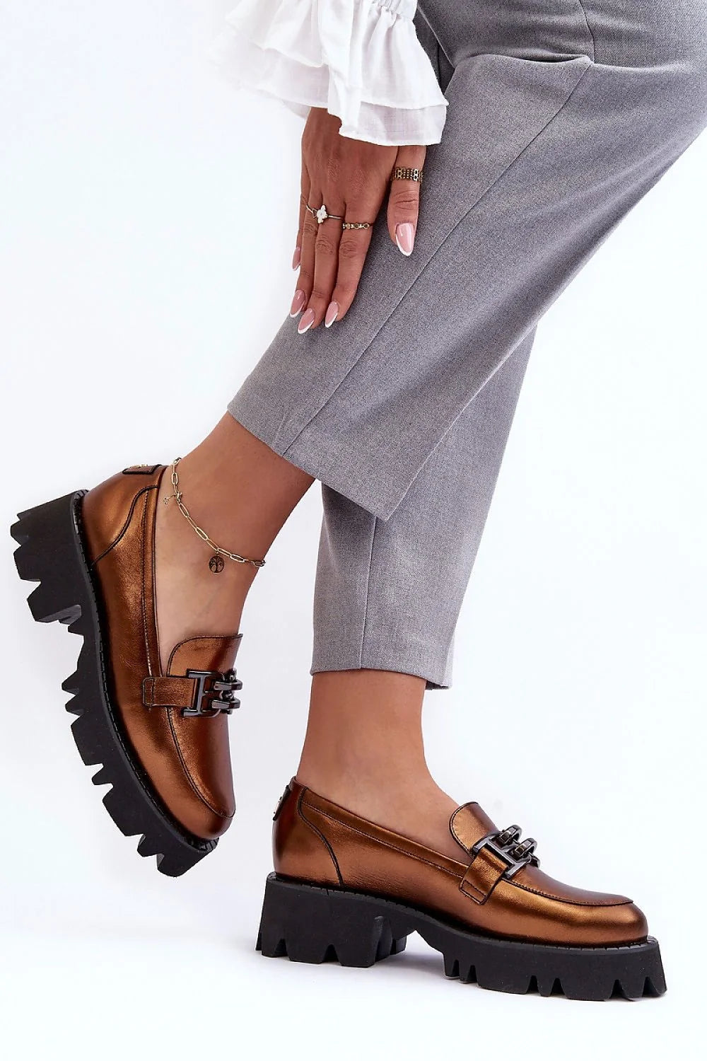 Chaussures basses pour femmes style loafer cuir métallique bronze plateforme épaisse design moderne audacieux