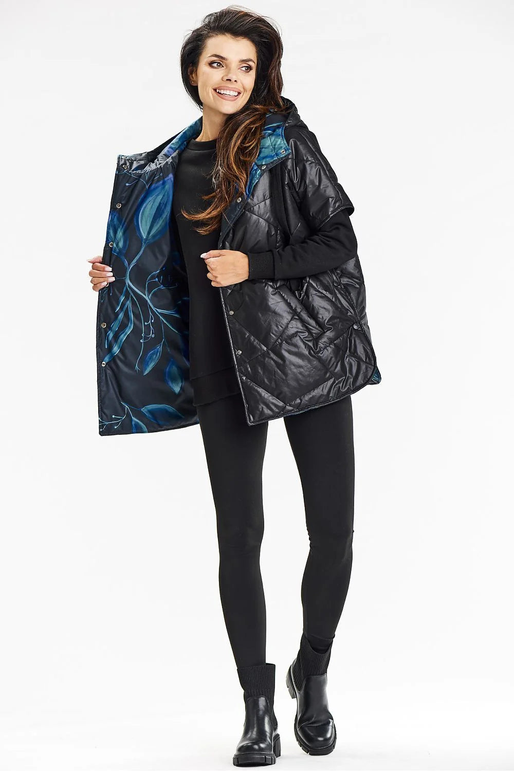Poncho matelassé moderne pour femme, noir, doublure bleu métallique, capuche, boutons pression, style casual chic, polyester 100%, mode hiver automne