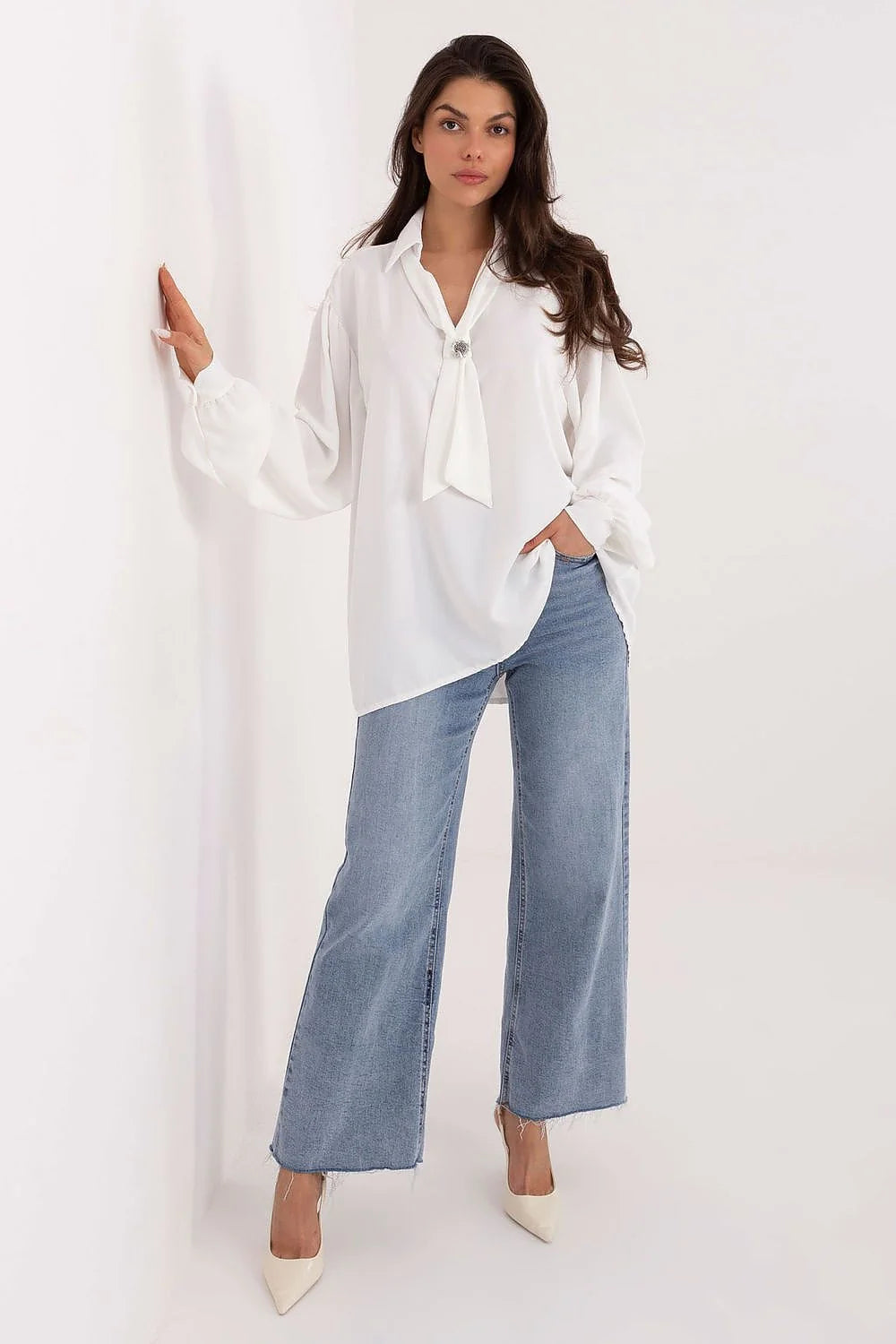 chemisier élégant féminin femme polyester léger soyeuse coupe allongée manches longues bouffantes encolure plongeante nœud réglable broche amovible