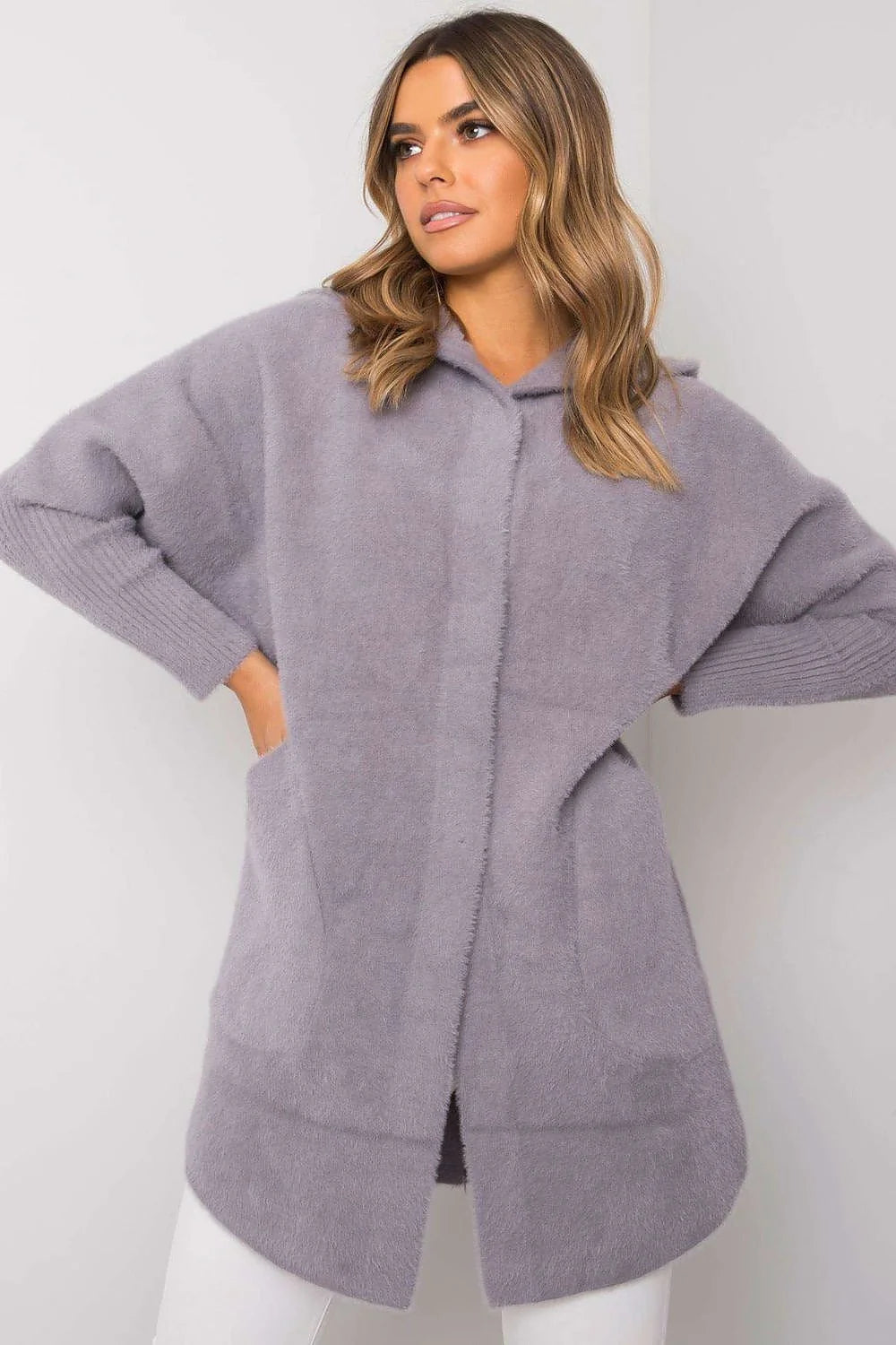 Manteau pour femme style cocooning asymétrique capuche poches latérales couleur lavande douce matériau doux pelucheux automne hiver