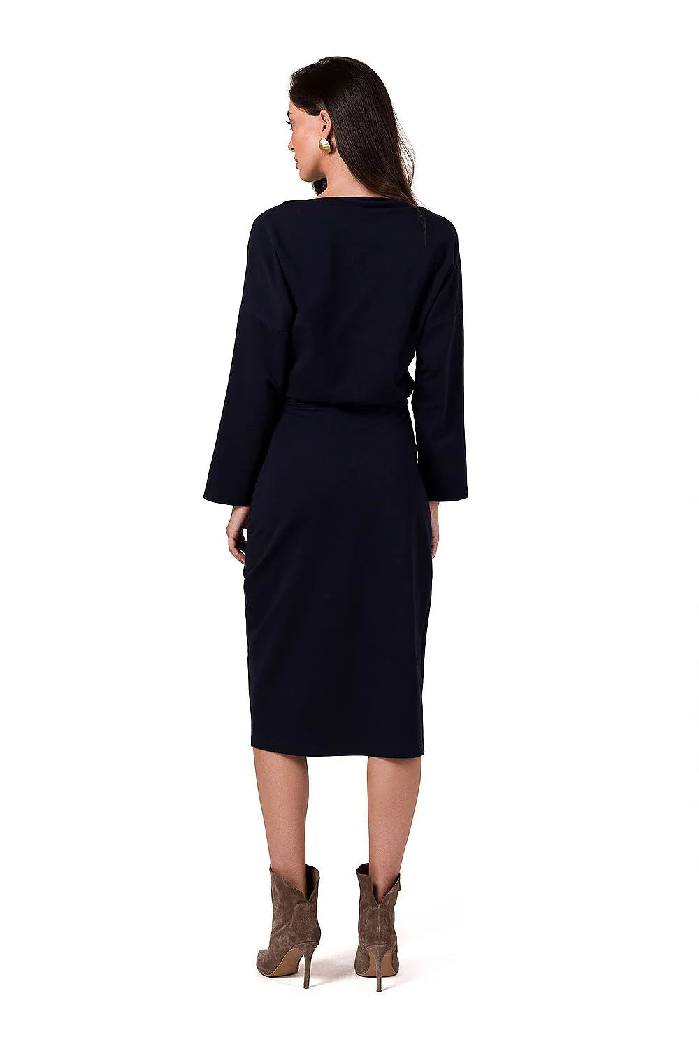 Robe de jour design épuré bleu marine coupe droite encolure bateau manches longues ceinture assortie fente matière confortable femme