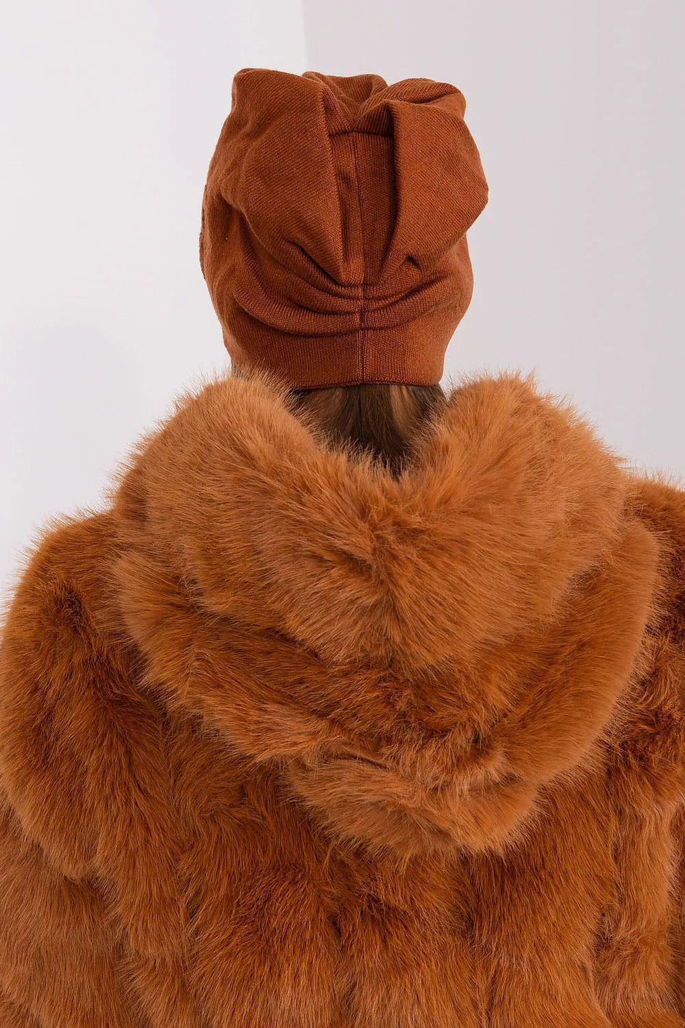 bonnet manteau coordonnés cachemire fausse fourrure cognac terracotta volumineux doux chaud cocon tendance maille ajustée broderie florale sequins raffinée luxe