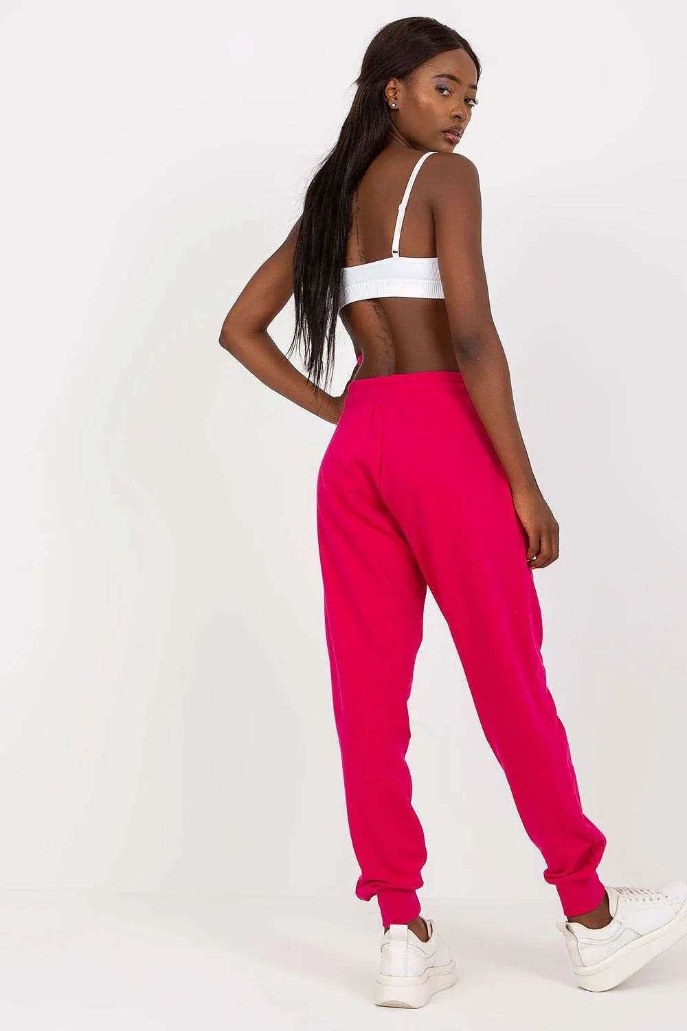 Tenue décontractée pour femme crop top ajusté et pantalon jogging gris foncé occasionnels
