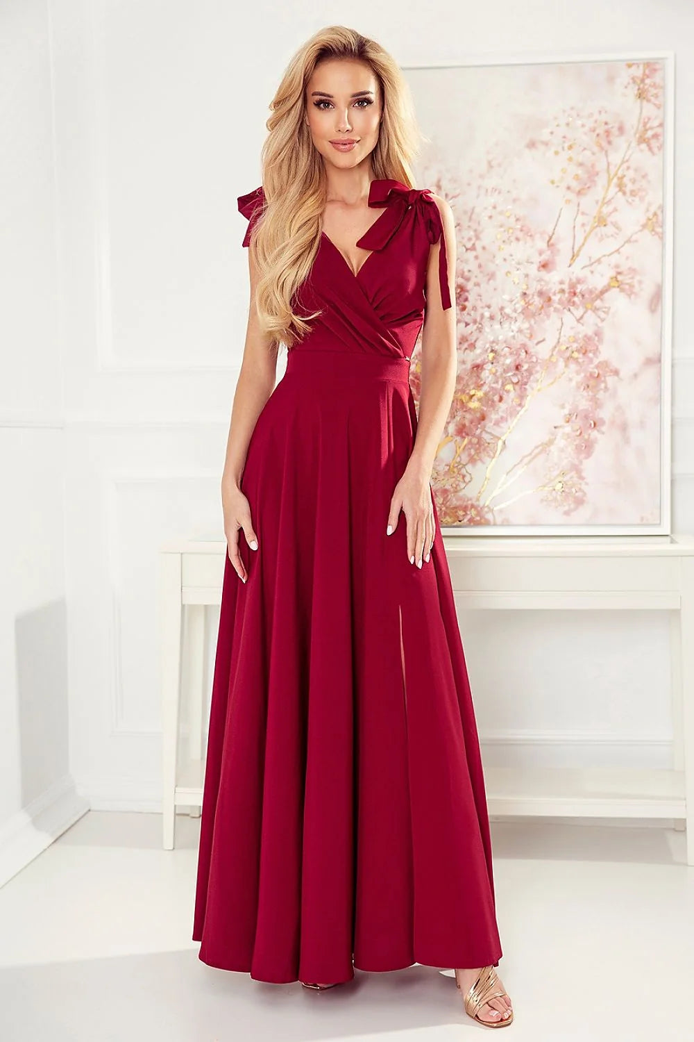 Robe longue élégante pour femmes avec décolleté en V, fente et nœuds sur les épaules en couleur bordeaux