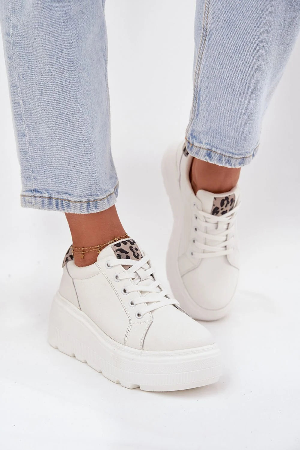 baskets femme cuir naturel plateforme compensées blanches lacets ajustables bout rond œillets métalliques semelle crantée antidérapante empiècements léopard talon languette