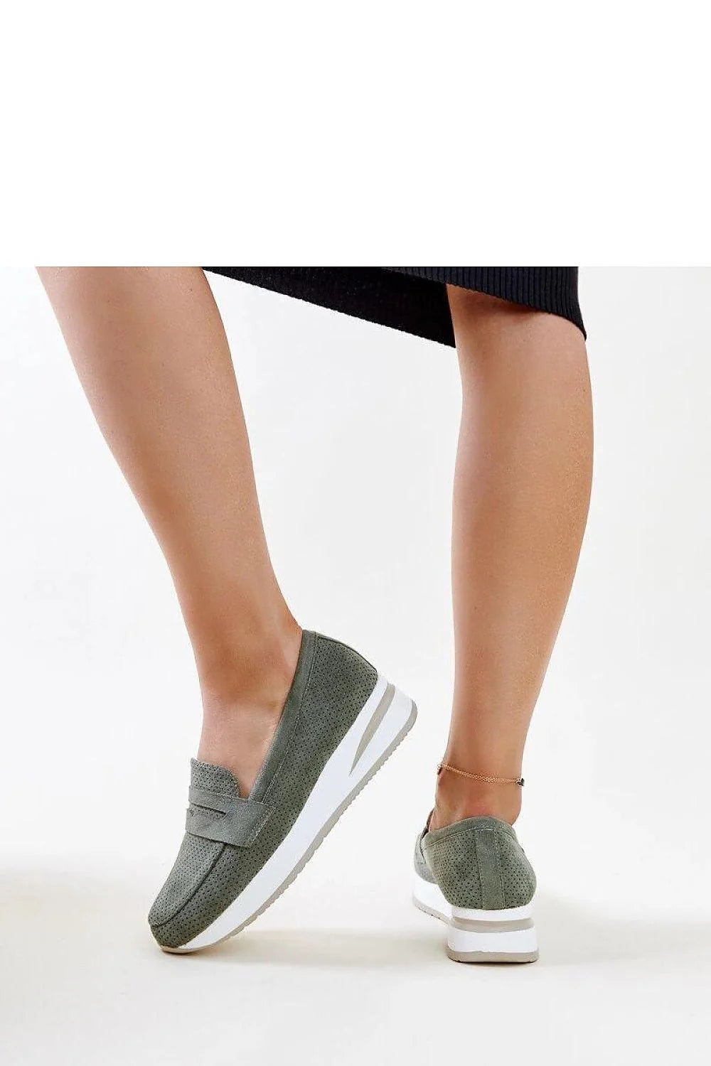 Chaussures basses pour femmes en suède perforée vert olive, style slip-on, confortable et élégante