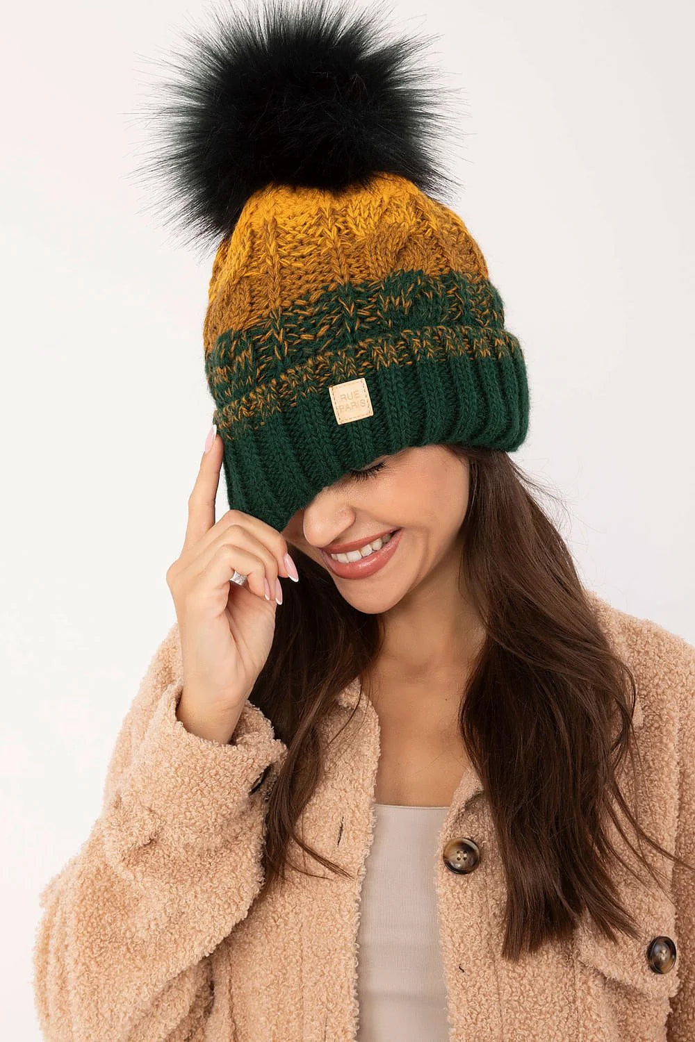 Bonnet tricoté pour femme couleur verte foncée et moutarde, motif écossais, pompon fourrure noire, doublure polaire, style hivernal élégant, coupe classique, matières chaudes et confortables