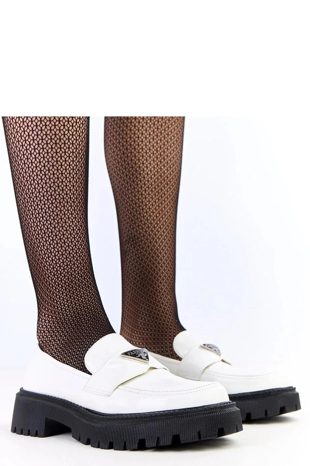 mocassins femme loafers blancs cuir synthétique effet lisse bout rond bride métal triangulaire semelle crantée noire talon bas bloc confortable