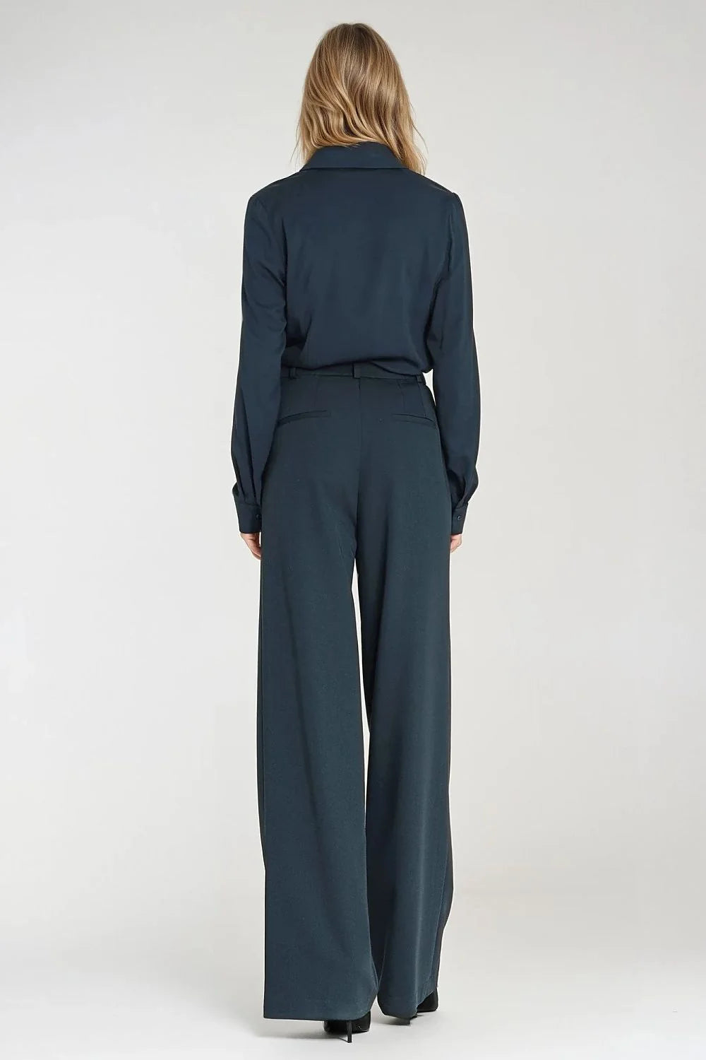 chemise manches longues cintrée col plastron volants boutonnée coupe droite fluide légère poignets boutonnés soignées bleu marine viscose