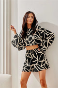 Ensemble deux pièces moderne crop top et short motif abstrait lignes organiques noir blanc cassé femme