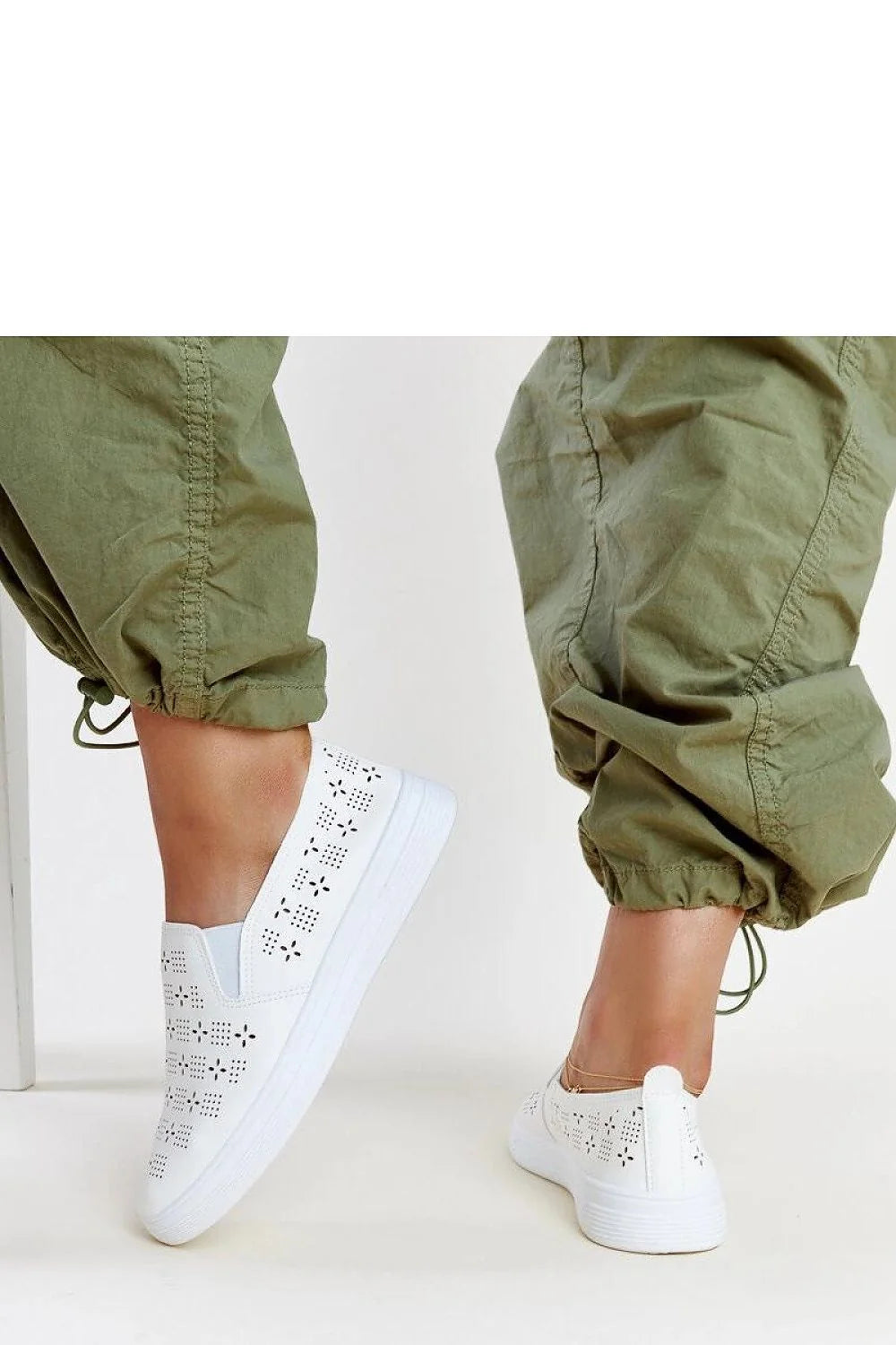 Baskets slip-on pour femme, design moderne et estival, cuir blanc perforé, semelle épaisse, confort maximal, style décontracté, idéal quotidien et sorties estivales
