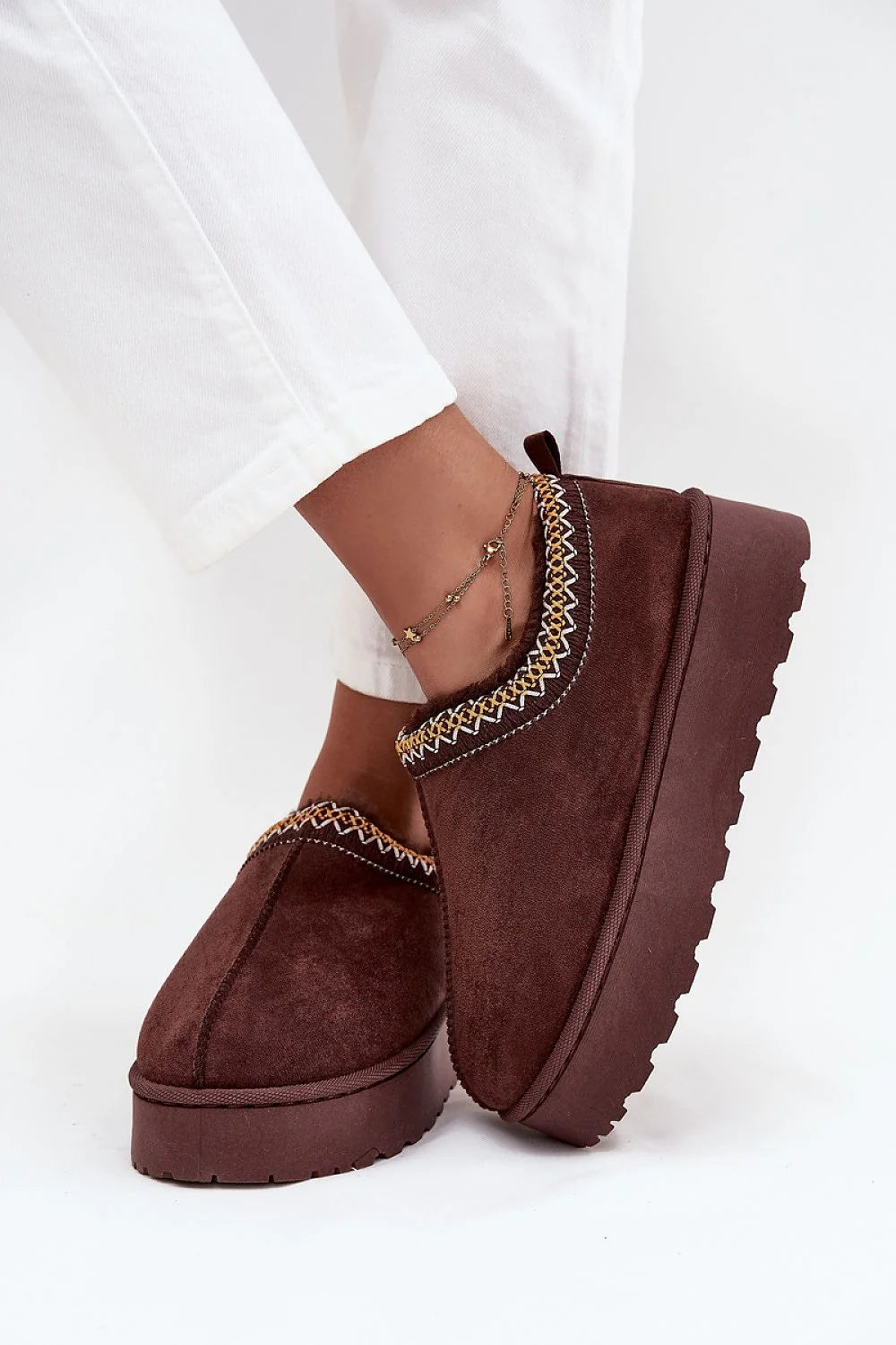 bottes neige femme suédine écologique broderie bordure marron plateforme caoutchouc isolantes doublure fourrure chaude confort chaleur semelle crantée antidérapante