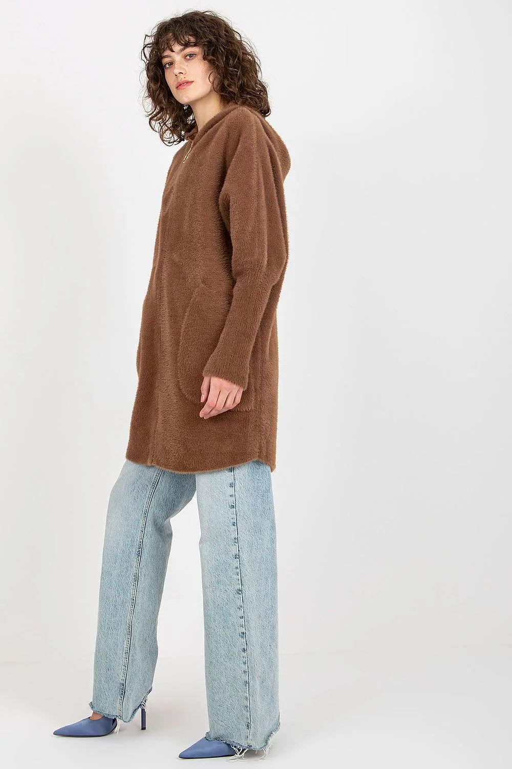 Manteau pour femme en peluche douillet chic couleur noire coupe longue manches longues capuche poches latérales zippé élégant