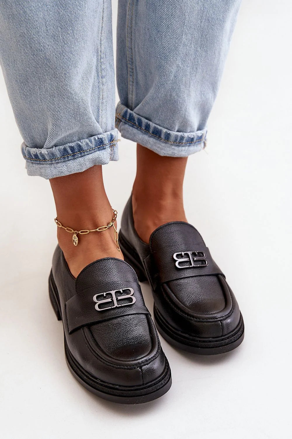 Chaussures basses pour femmes en cuir naturel noir, style classique élégant, détails métalliques, chaîne dorée, talon 3.5 cm, cuisse 5.5 cm, idéales pour tenues décontractées et habillées