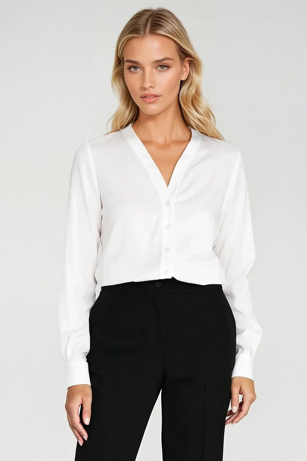 chemise femme blanche viscose légère satinée manches longues poignets boutonnés boutonnage décolleté V coupe droite légèrement cintrée fluide minimaliste élégant