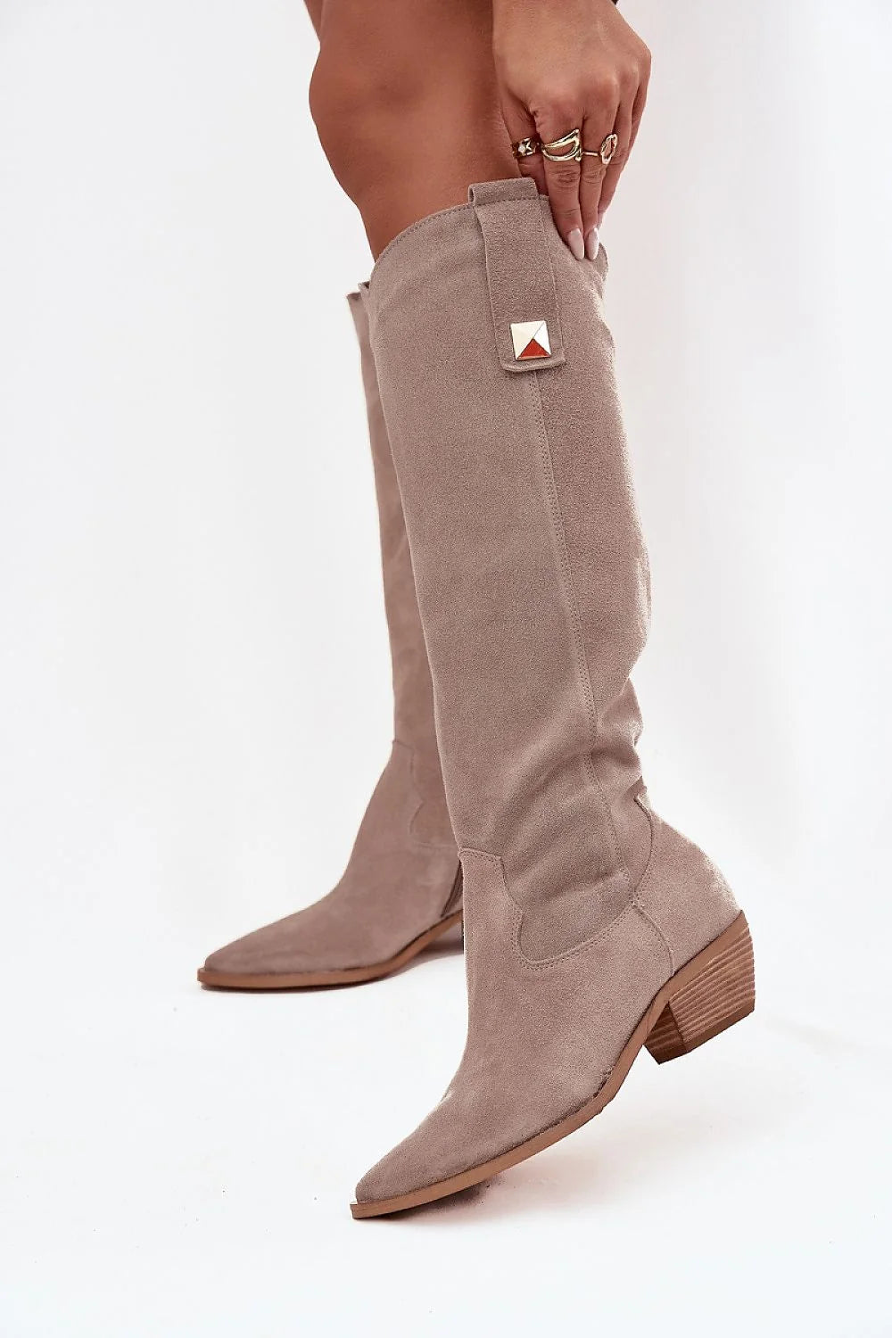 bottes cowgirl suédine daim taupe hautes genou fermeture éclair doublure feutre talon bloc bas pointu bride clou pyramidal doré
