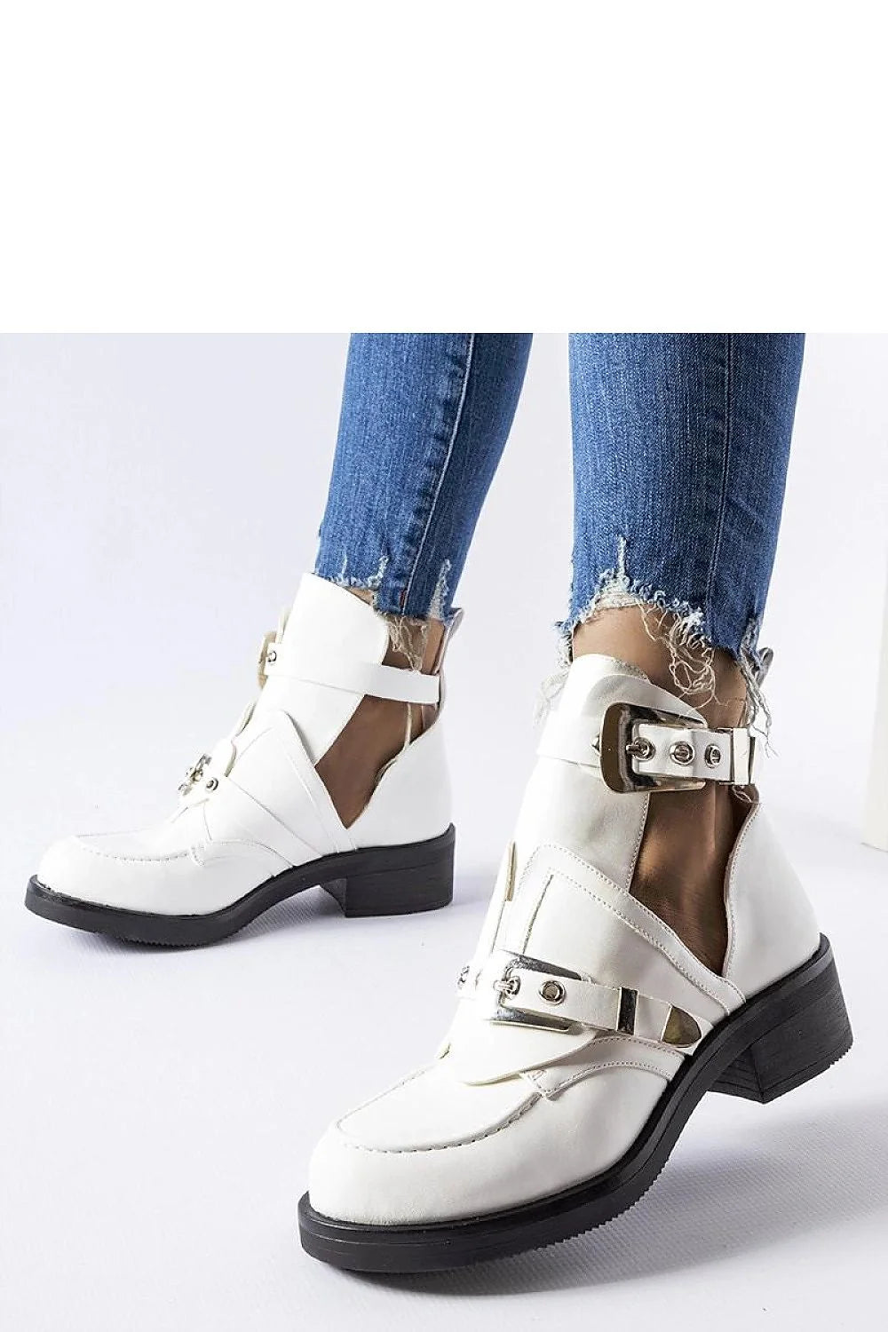 Bottines pour femmes blanches cuir synthétique haute découpes latérales boucle métallique talonnettes élevées moderne audacieux