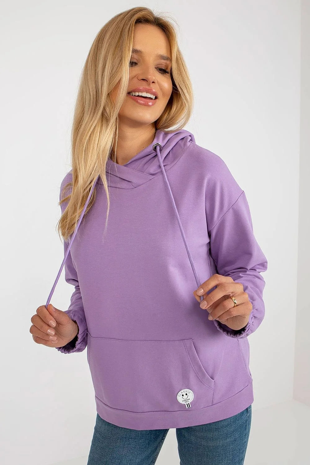 Sweatshirt capuche femme moderne couleur lilas coton doux coupe ample poche kangourou badge souriant