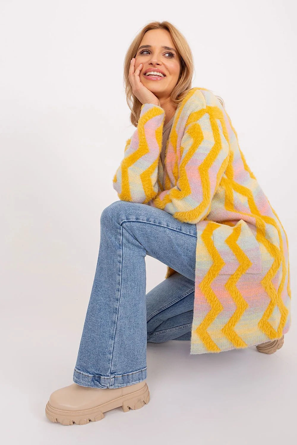 Cardigan long pour femme, design audacieux motif zigzag, couleurs vives jaune rose bleu beige, coupe droite sans fermeture, manches longues, poches plaquées, matière douce et chaleureuse