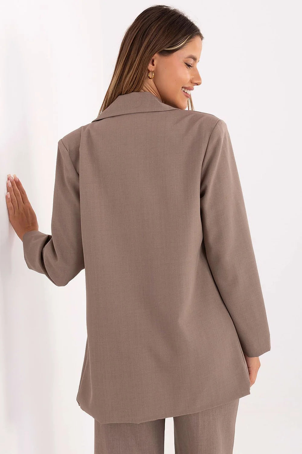 blazer femme tailleur droite longue hanches bouton col cranté épaules structurées tissu tissé lisse taupe broche papillon dorée polyester élasthanne