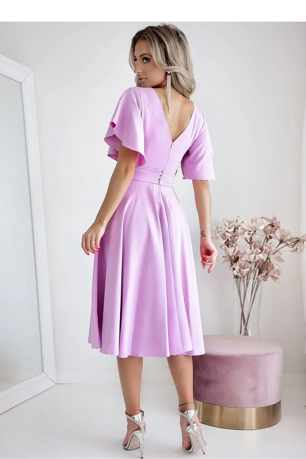robe cocktail lavande pastel satinée midi patineuse élégante féminine corsage ajusté décolleté V manches courtes volantées taille marquée ceinture argentée
