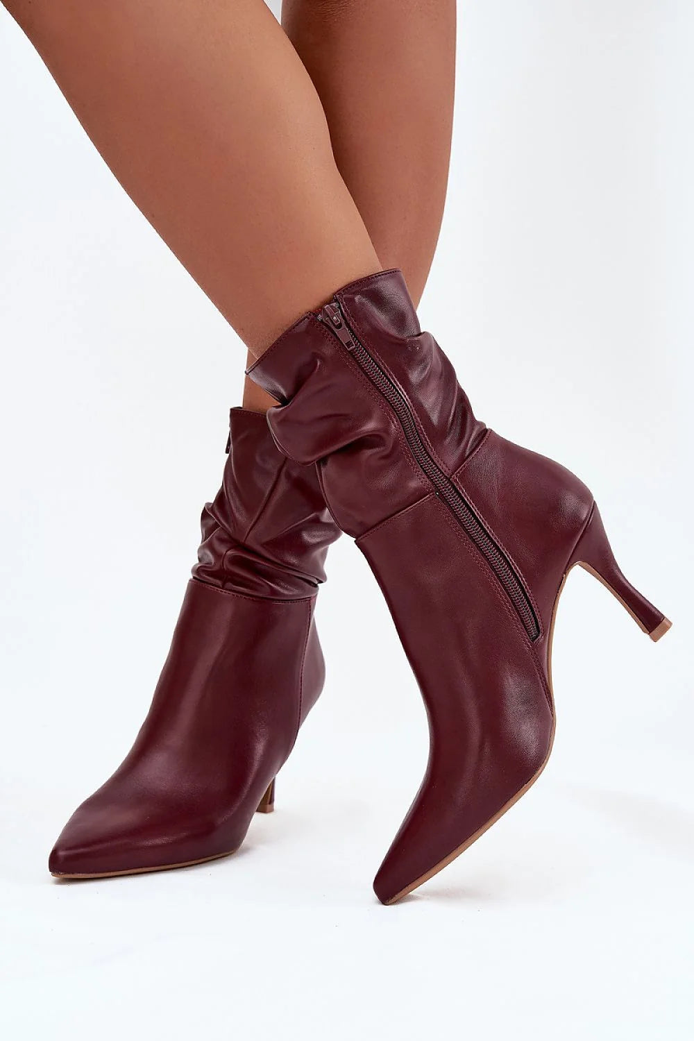 bottines bordeaux similicuir bout pointu fermeture éclair latérale talon aiguille moyen mi cheville froncée semelle fine beige silhouette élancée chic