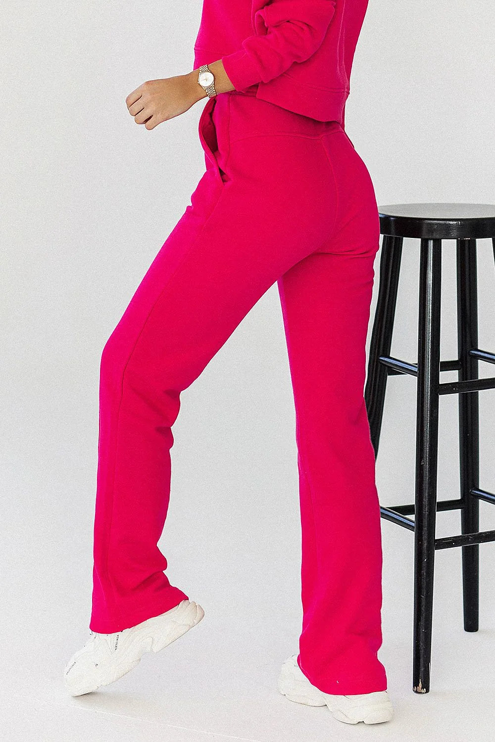 Pantalon survêtement IVON femme, style décontracté, coton élasthanne, taille haute, poches latérales, couleur verte émeraude, coupe droite, élastique confortable, look intemporel, occasion quotidienne, élégance subtile, vêtement polyvalent, mode féminine
