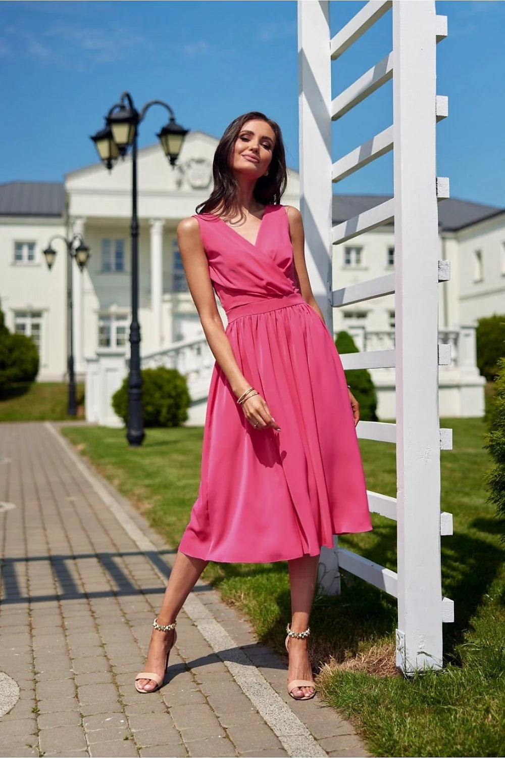robe cocktail sans manches décolleté V croisé taille cintrée ceinture intégrée jupe midi évasée tissu polyester fluide satiné fuchsia élégante