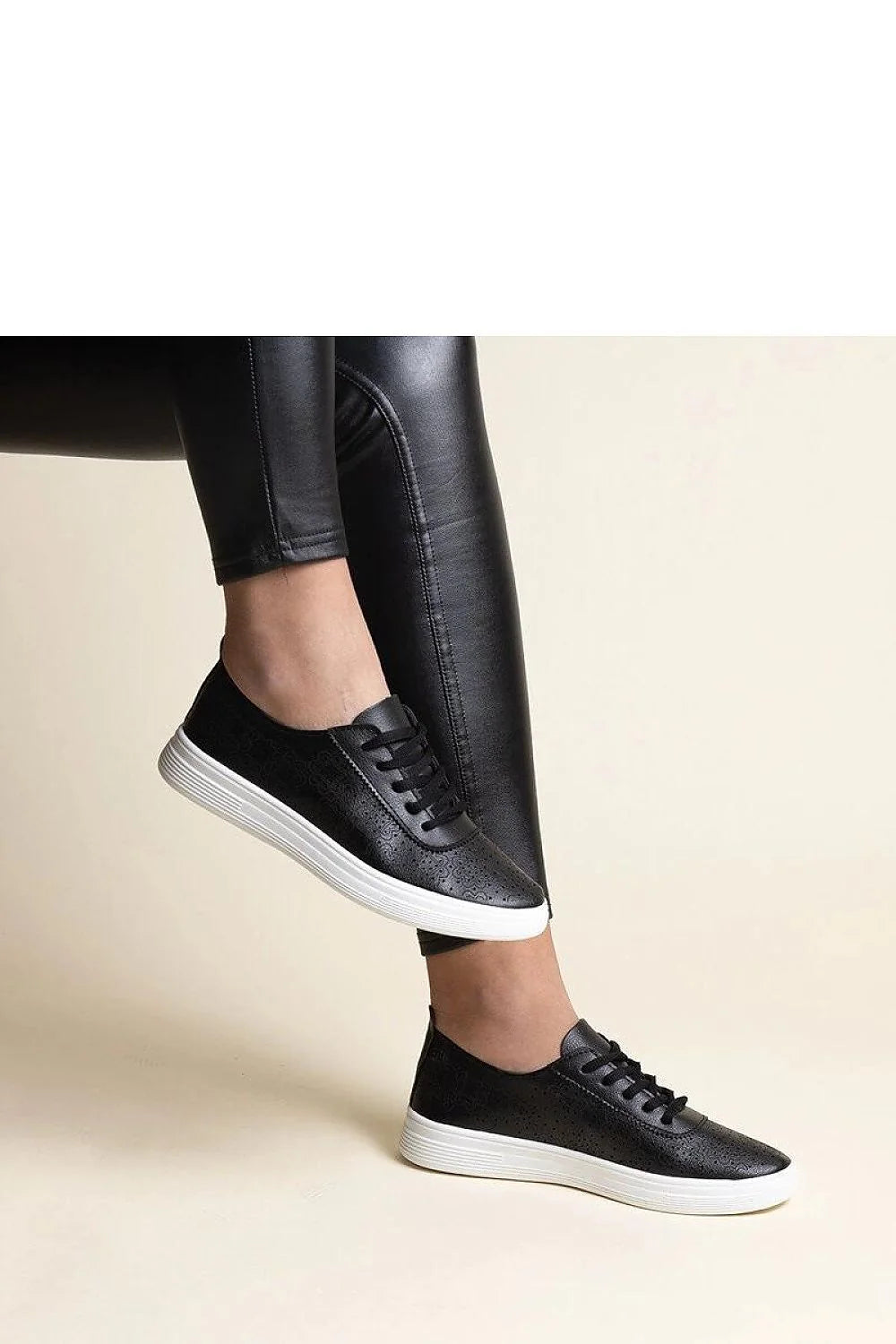 baskets femme noires similicuir texturé perforées basses minimaliste épuré silhouette lacets noirs semelle plateforme blanche épaisse amorti confortable urbaine chic