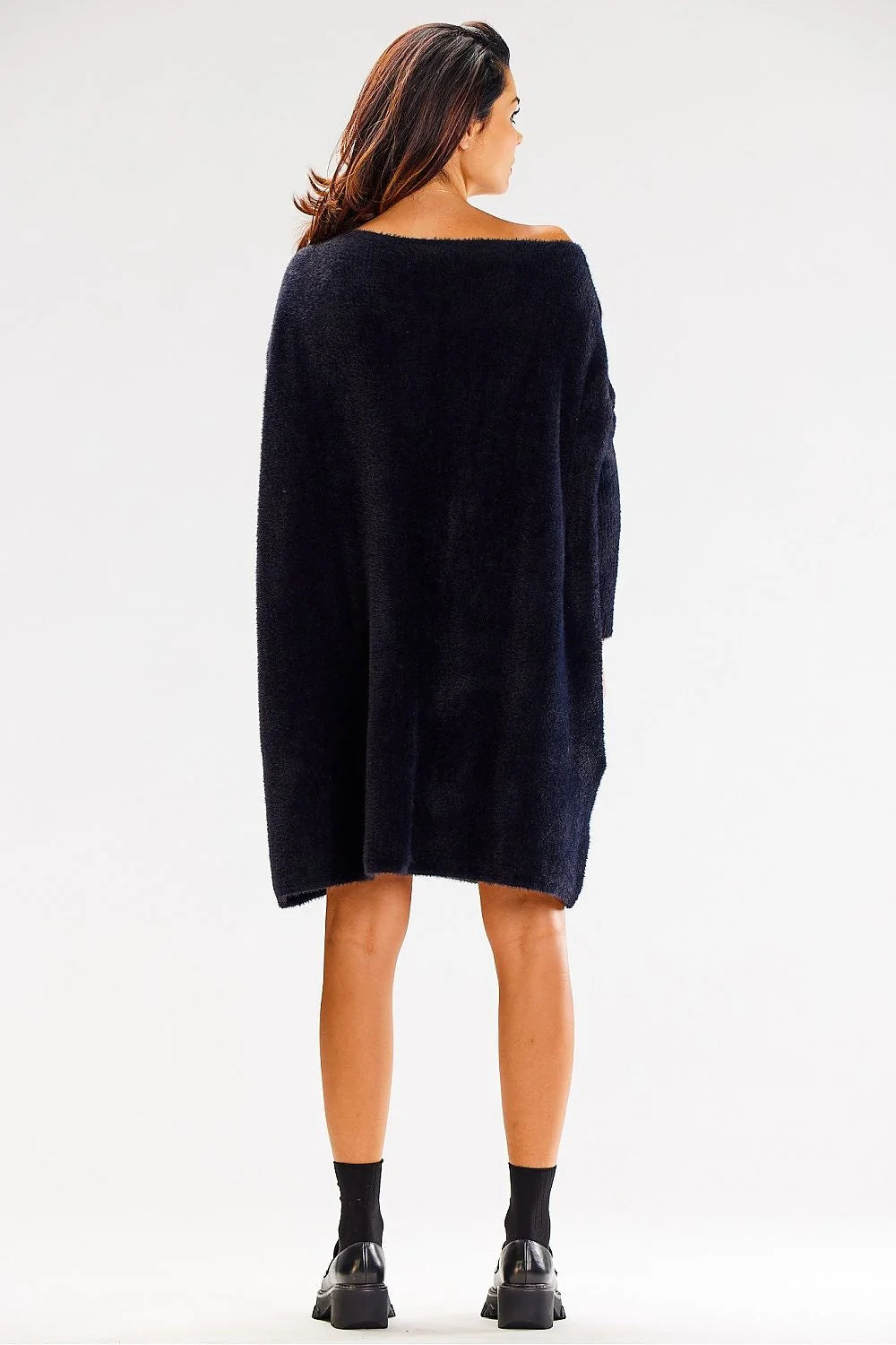pullover long oversize manches longues tricot doux moelleux noir encolure bateau longueur genoux coupe tombé fluide poches cosy chic