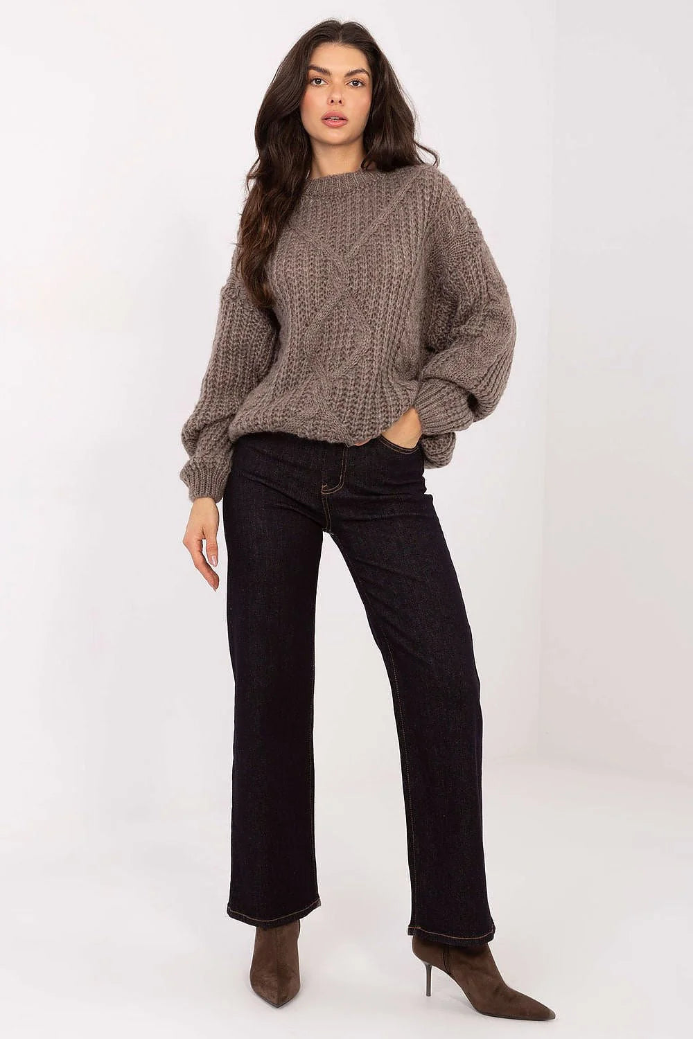 pull femme oversize maille épaisse mohair duveteuse torsadé central col rond manches bouffantes resserrées poignets coupe ample taupe