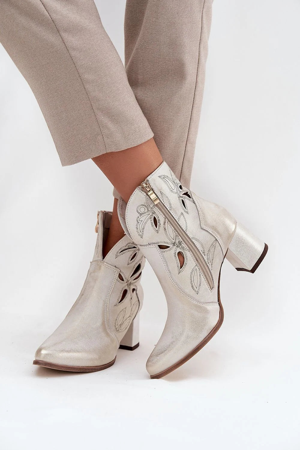 bottines femme cuir naturel métallisé champagne ivoire découpes ajourées feuille talon bloc bout pointu fermeture latérale semelle contrastée marron